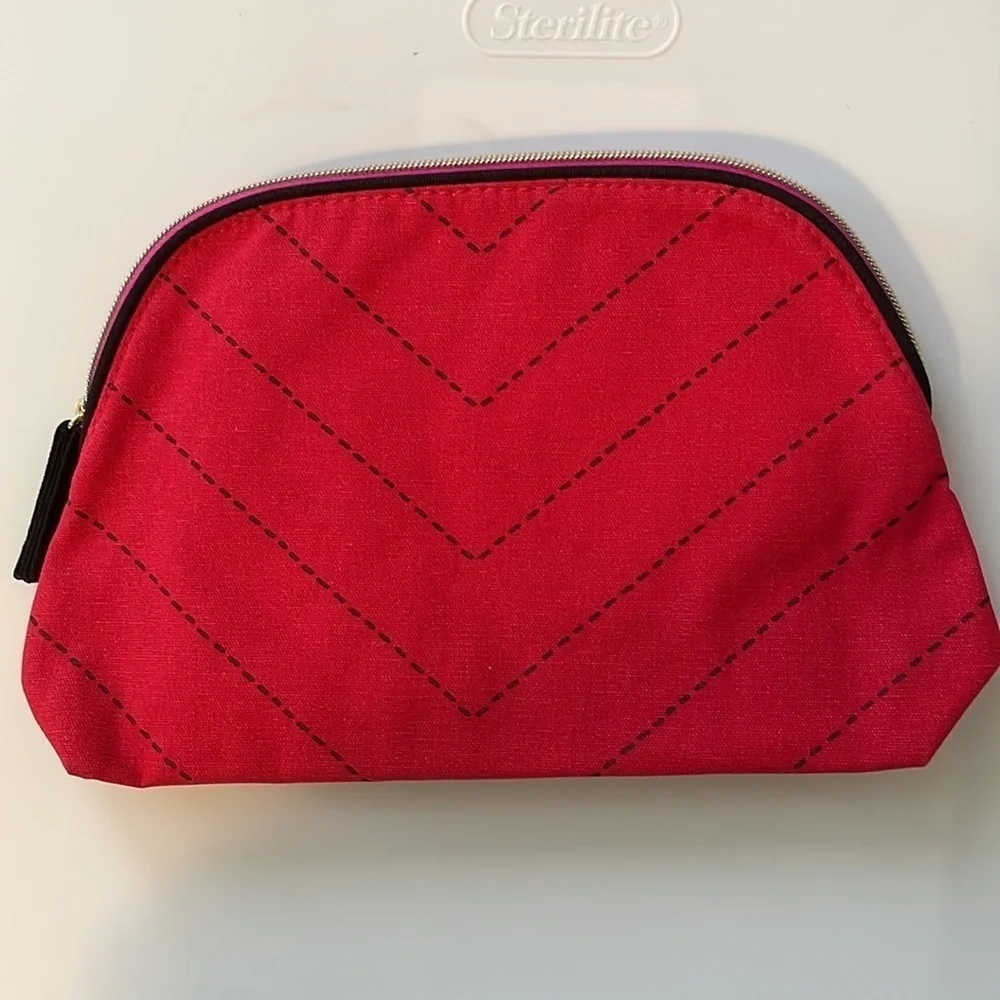 ESTÉE LAUDER Keychain Print Cosmetic Bag, 9”W x 6.75”H x 2.25”W, Red